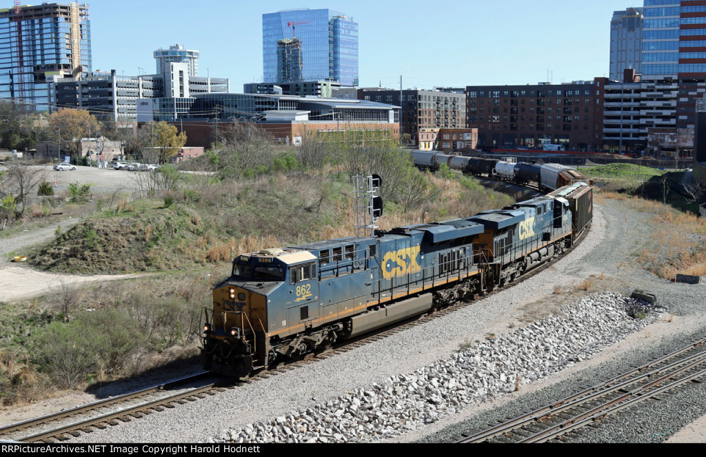 CSX 862 leads train L619-08 past the signal at Raleigh Tower